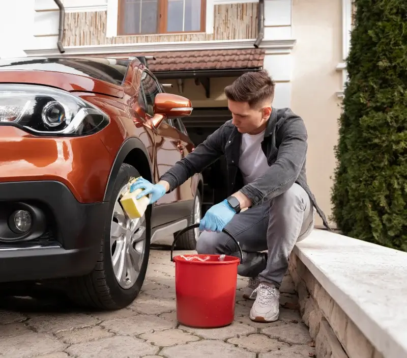 Lavage auto à domicile Prunay-en-Yvelines : professionnel intervenant sur un véhicule
